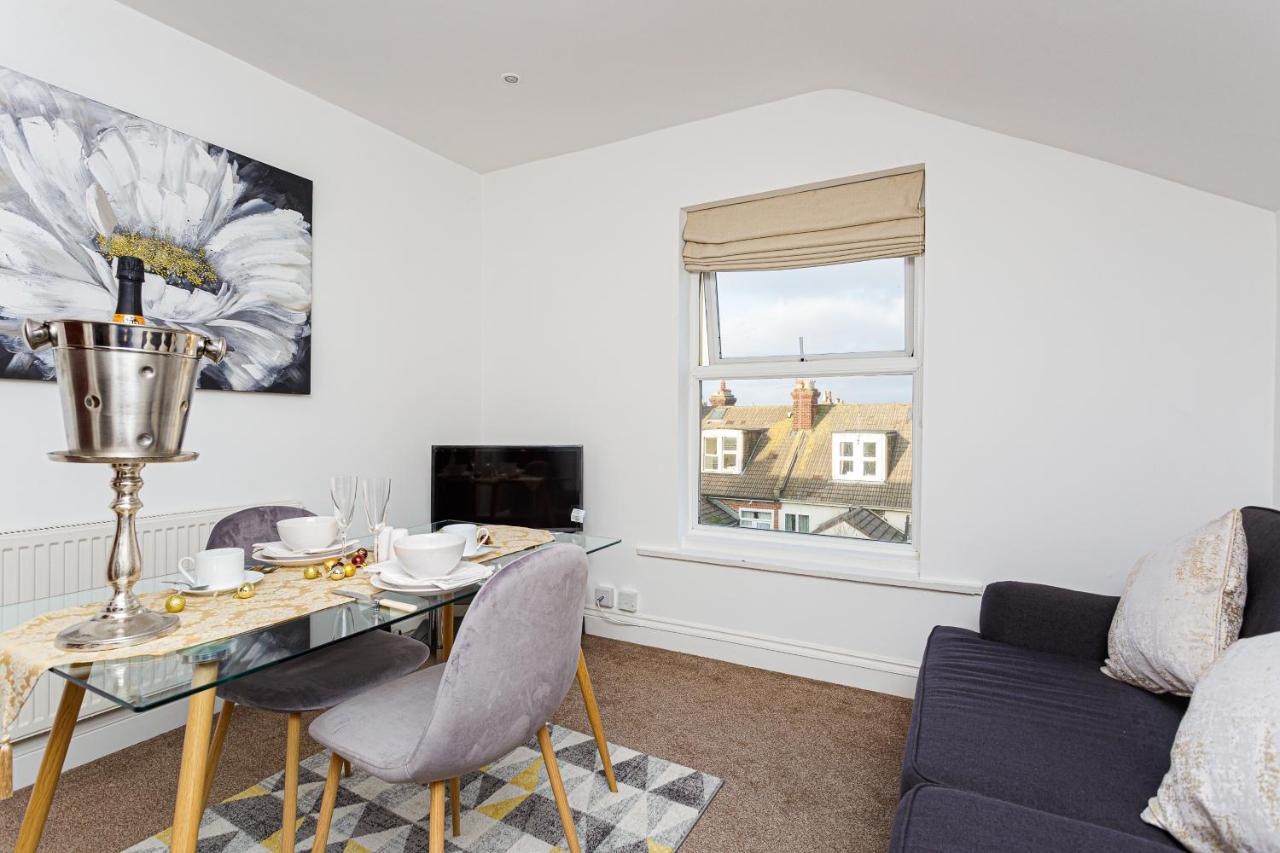 Luxury Granada Apartments - 1 & 2 Bed Flats W Free Parking Perfect For Contractors, Students Near The Beach Portsmouth Bagian luar foto